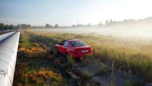 Pracownik techniczny w salonie samochodowym