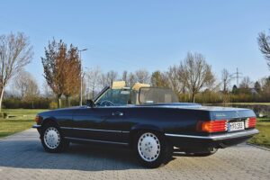 Pracownik techniczny w salonie samochodowym