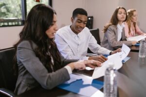 Jak radzić sobie z trudnymi sytuacjami w pracy i utrzymać pozytywny nastrój